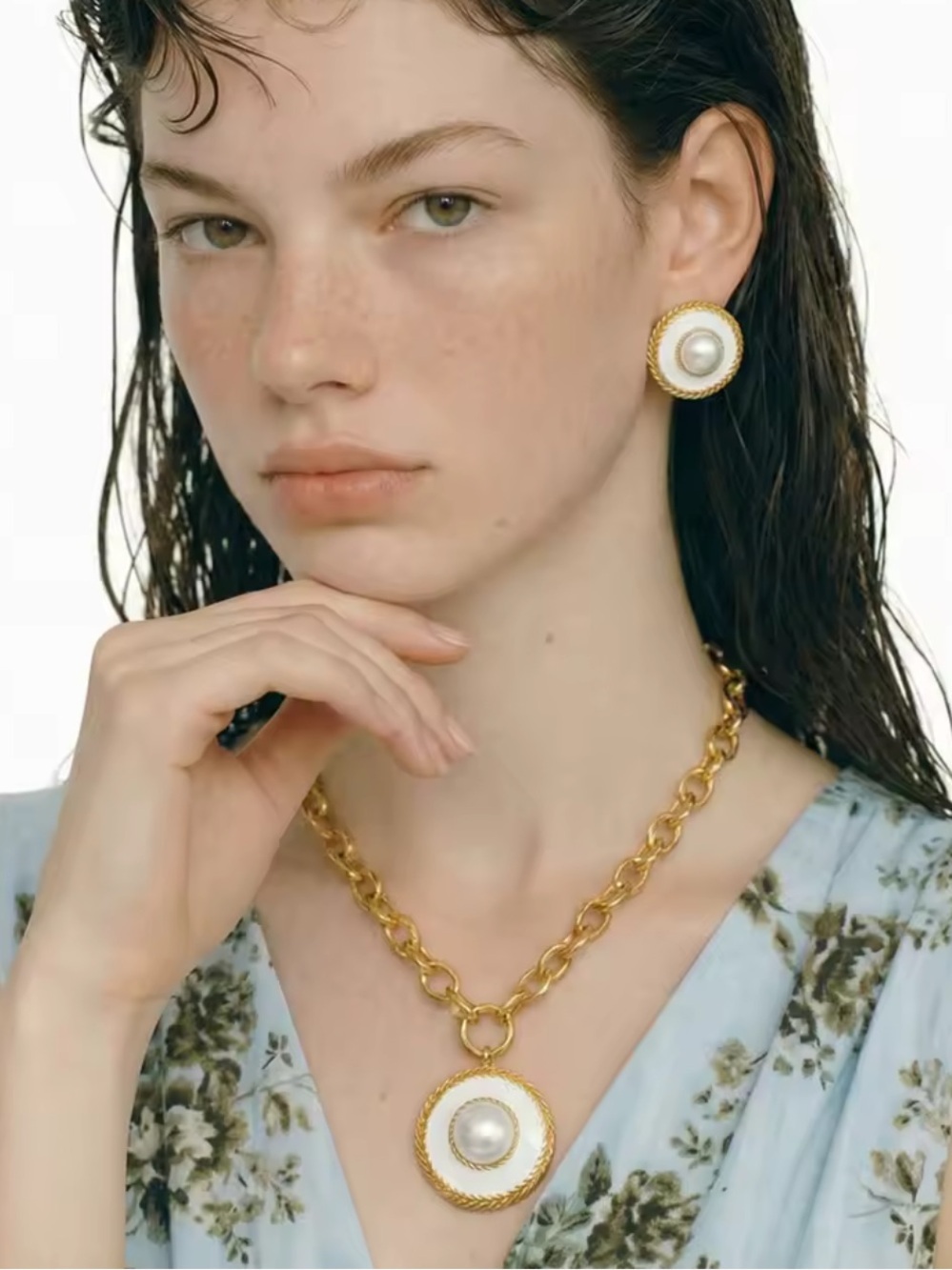 Golden Pearl Medallion Luxury Jewelry Set - Picture 2 of 13